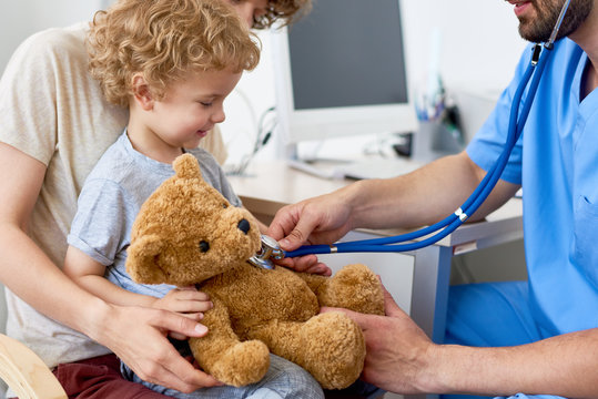 Consultație pediatrică într-un cabinet medical